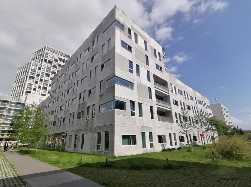 KA 1.22 De studentenkamer ligt op de eerste verdieping. De kamer beschikt over een eigen kookhoek/kitchenette en een private badkamer met wastafel, do