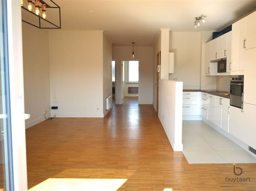 Gezellig en lichtrijk 1-slaapkamerappartement met extra ruimte en zonnig balkon. <br />
In een rustige buurt vind je dit charmante en goed onderhouden