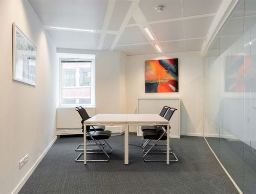                                         Kantoor te huur in Etterbeek, € 859
