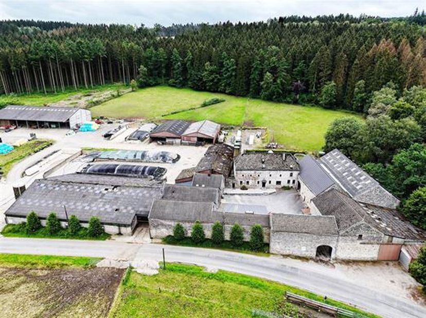 OPTIE Een karaktervolle vierhoekige boerderij, ver weg van alle woningen.<br />
Het staat op een perceel van meer dan 3 ha 31 a 78 ca. In de buurt lig