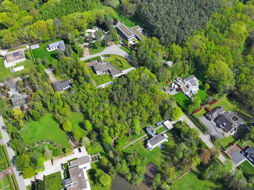 Droomt u van wonen in alle rust, omringd door groen en natuur, op een uitzonderlijk ruim perceel? Dan is deze unieke bouwkavel in de geliefde en bosri
