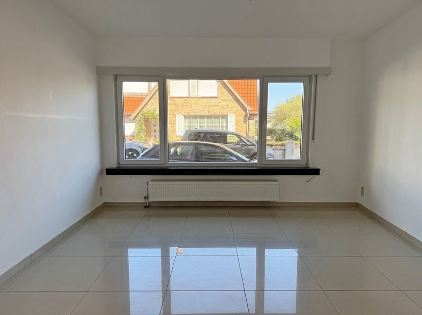 Dit instapklare gelijkvloerse appartement is rustig gelegen in een aangename villawijk, op slechts 50 meter van de zeedijk.<br />
Dankzij de gunstige