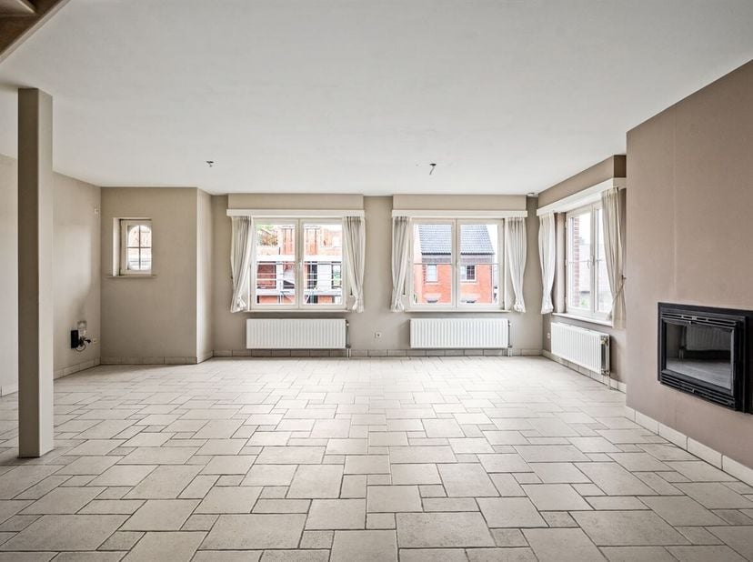 Locatie: <br />
Dit appartement is gelegen aan de Desmedtstraat 35 in Minderhout, op een rustige en aangename locatie. Winkels, scholen, openbaar verv