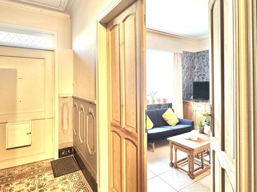 2 Halfopen woningen op een locatie met goede verkeersverbindingen en nabij alles wat men nodig heeft aan winkels, bakker, slager, enz..<br />
Indeling