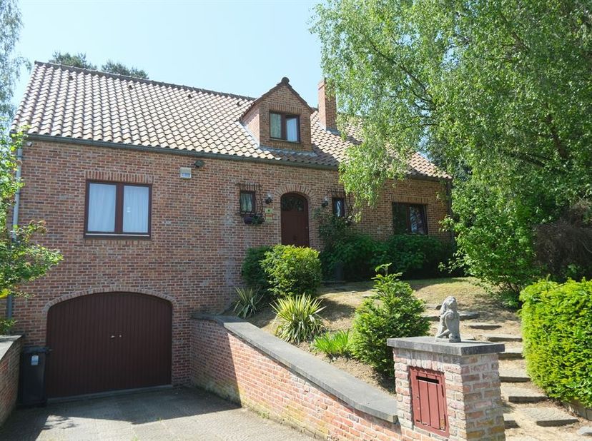 Sterrebeek, proximité école allemand : Maison de 247m² sur un terrain de 7a87ca, 5 chambres (dont 2 situées au rez), 2 salles de bains (dont 1 située