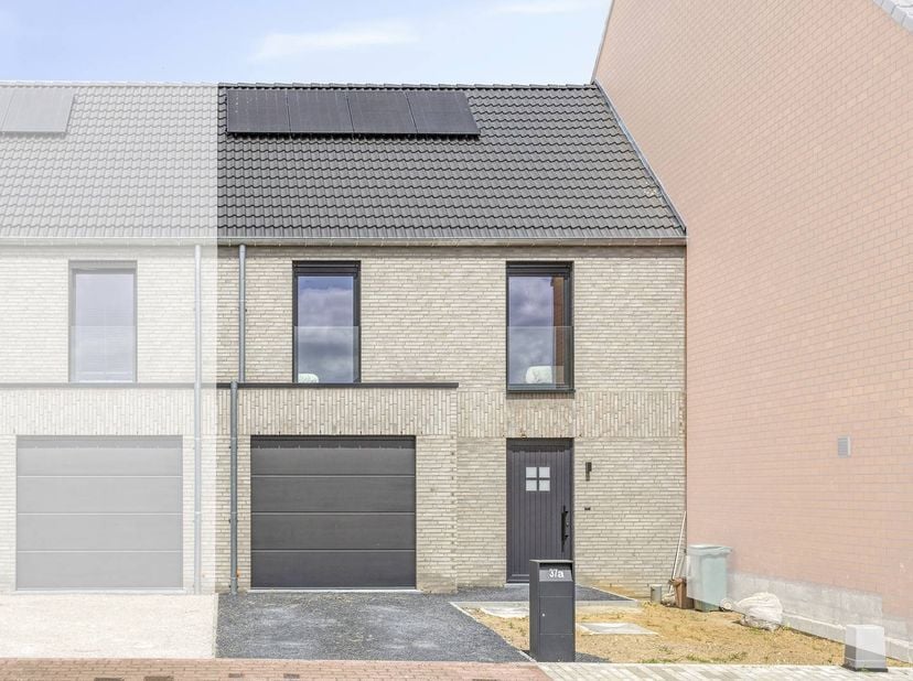 Cette maison neuve (2025) est située au cœur de Zingem (Kruisem), à quelques pas de nombreuses commodités (écoles, magasins, boulangerie, boucherie, t