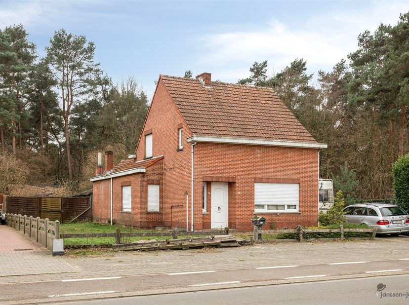 Te renoveren open bebouwing met 3 slaapkamers op ruim perceel van 850 m²<br />
<br />
Bent u op zoek naar een woning die u volledig naar eigen smaak