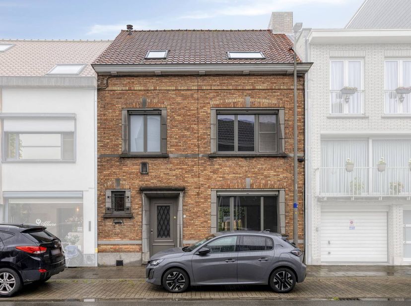 Deze karaktervolle woning in Sint-Kruis geniet van een uitstekende ligging op wandelafstand van Brugge en vlak bij de Polders en Damme. Winkels, schol