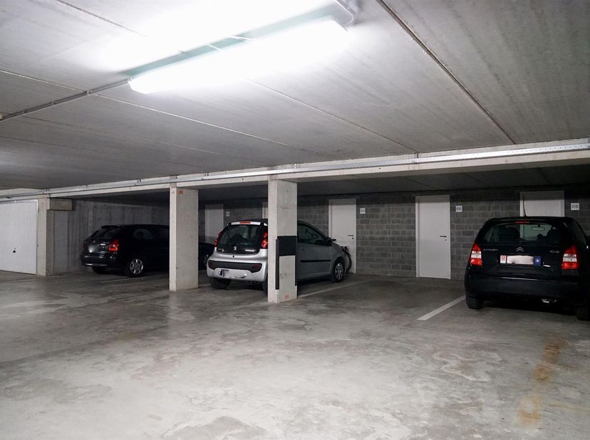 Garage te koop in Zwanebloemweg,
                    9820 Merelbeke