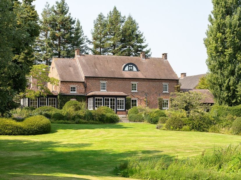 Ontdek bij Christie's Real Estate Belgium dit prestigieuze pand in Silly, vlakbij Enghien. Dit domein van ongeveer 5 hectare biedt een elegante, comfo