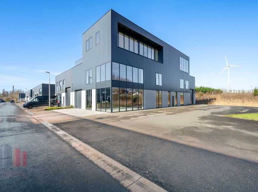 Unieke nieuwbouwontwikkeling te huur, bestaande uit een kantoorruimte gecombineerd met magazijn/showroom met een totale oppervlakte van 901 m². Deze c