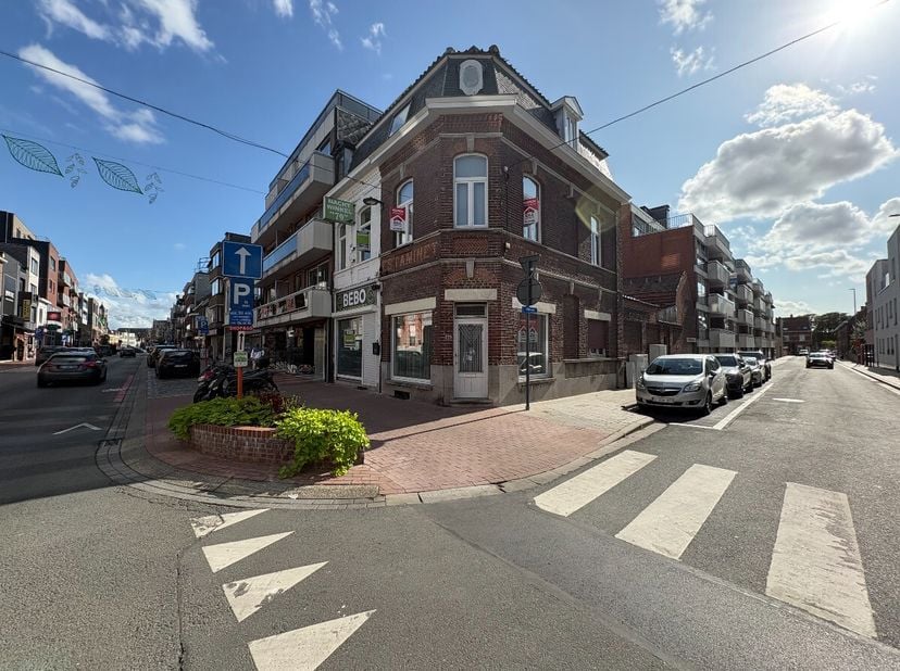 Deze charmante hoekwoning/handelspand geniet van een uitzonderlijke ligging in het centrum van Roeselare, op een steenworp van de Grote Markt. De woni