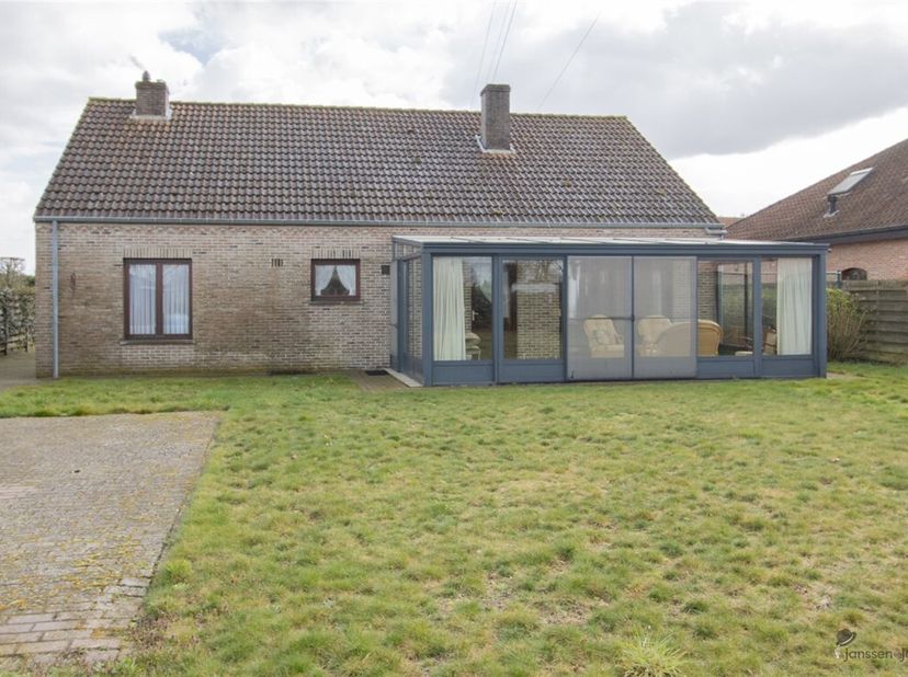 Gelijkvloerse woning met 2 slaapkamers op 867 m². <br />
Inkomhal. <br />
Woonkamer van 36 m² op keramische tegel. <br />
Geïnstalleerd keuken van 14