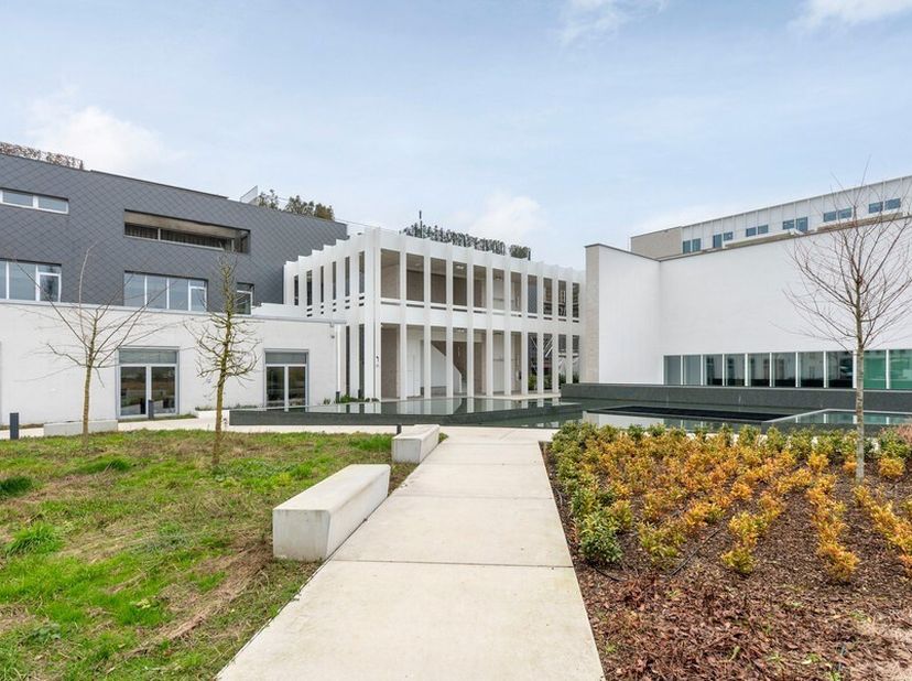 500m² de bureaux entièrement aménagés et prêts à l'emploi (extensible à 2.732m²)<br />
Emplacement: sur la route provinciale entre Borgerhout et Berch