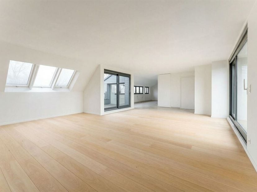 Luxueux penthouse avec vue unique sur le parc à Waregem<br />
.<br />
Ce penthouse exclusif de 167 m² avec deux terrasses (ensemble 17,44 m²) est situ