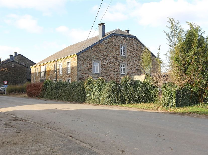 Voormalige Ardense boerderij in natuursteen uit de streek op terrein 1498 m², in het dorp Les Hayons, deelgemeente van Bouillon-sur-Semois.<br />
Gel