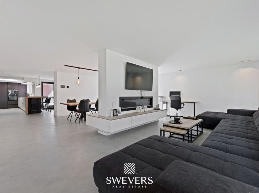 Voor meer info en fotos, surf naar www.swevers.be  Deze ruime open bebouwing in de Sint-Bernardusstraat in Hechtel-Eksel biedt een unieke combinatie v