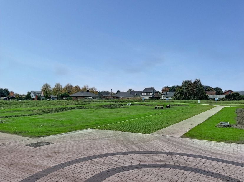 Zuidwest gerichte bouwgrond (lot 11 ) te koop voor open bebouwing met een totale oppervlakte van 413 m².<br />
Nieuwe residentieel gelegen verkaveling