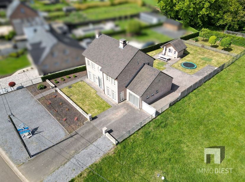 Klasse villa met moderne inrichting in Paal: architectuur, luxe en ruimte in een groene setting<br />
De villa is volledig instapklaar waarbij de high