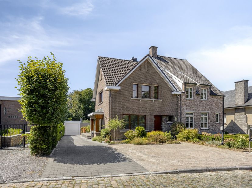 Deze ruime woning in Meldert combineert comfortabel wonen met een magazijn en polyvalente ruimtes, waardoor ze ideaal is voor zelfstandigen, onderneme