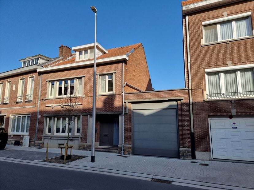 Élégante et exceptionnelle propriété familiale avec garage impressionnant et grand jardin dans un quartier recherché de Tongres<br />
Située dans un e