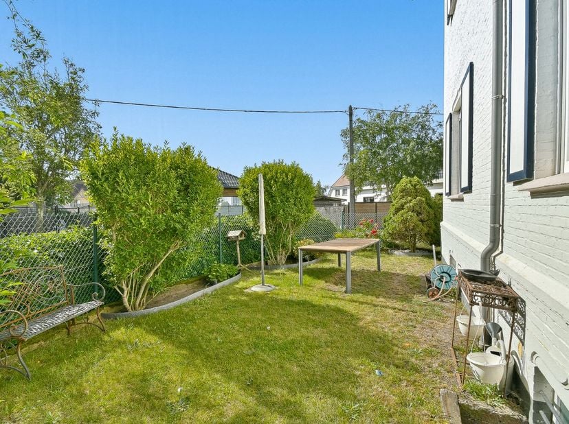 In een rustige en residentiële omgeving bevindt zich dit bijzonder ruime en instapklare gelijkvloerse appartement met een bewoonbare oppervlakte van 1