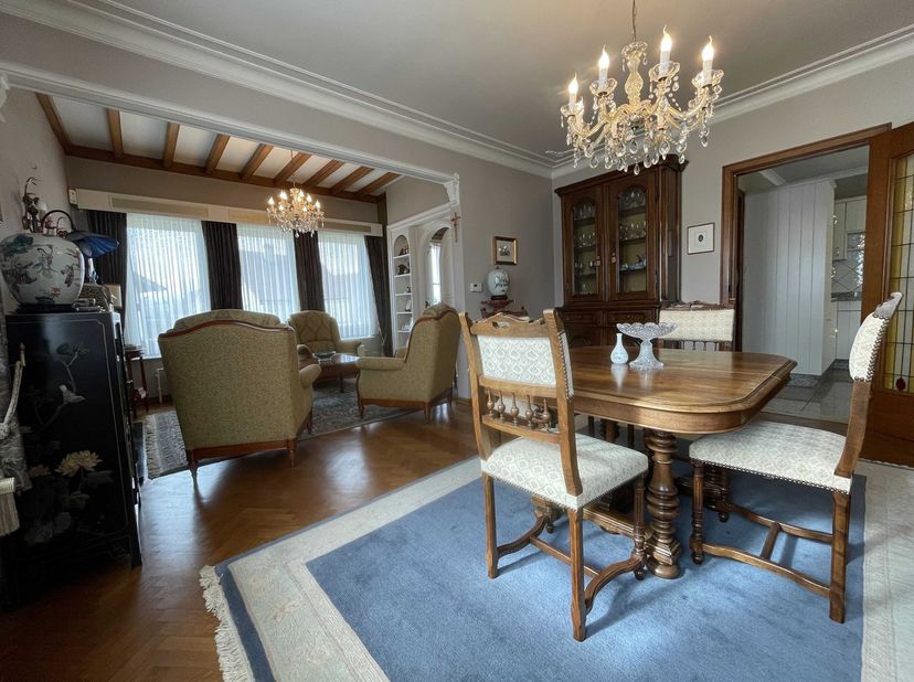 Deze charmante woning ligt langs de kiezelweg in Schulen op een terrein van 16a 77ca.<br />
<br />
Met het station op slechts 950m en de nabijheid van