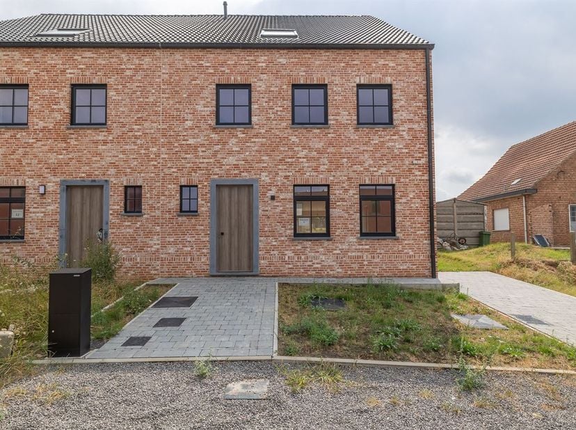 Deze ruime en energiezuinige nieuwbouwwoning biedt alle hedendaagse comfort en geniet van een gunstige ligging nabij de oprit van de E314, waardoor u