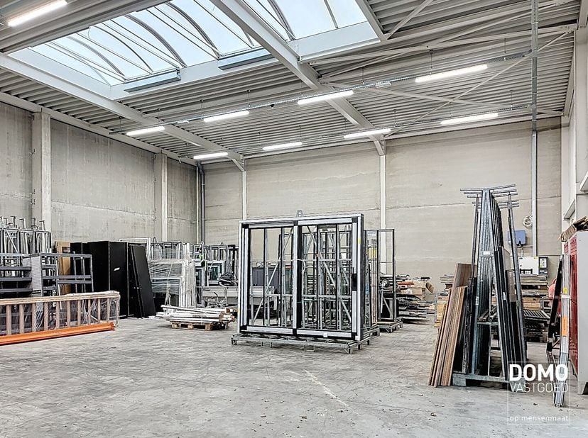 Heeft u interesse? Bekijk het pand op http://www.domovastgoed.be of contacteer ons via 011/96.49.96<br />
Deze instapklare KMO-unit is gelegen aan het