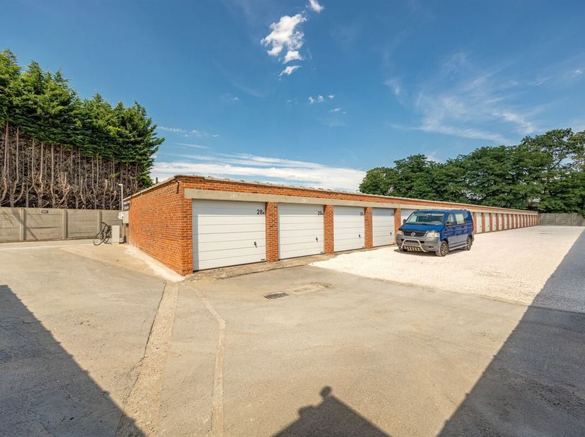 22 vergunde garages met bewezen rendement en zonder algemene kosten (tot 2030). Wie zoekt naar een simpele belegging waar het brutorendement quasi gel