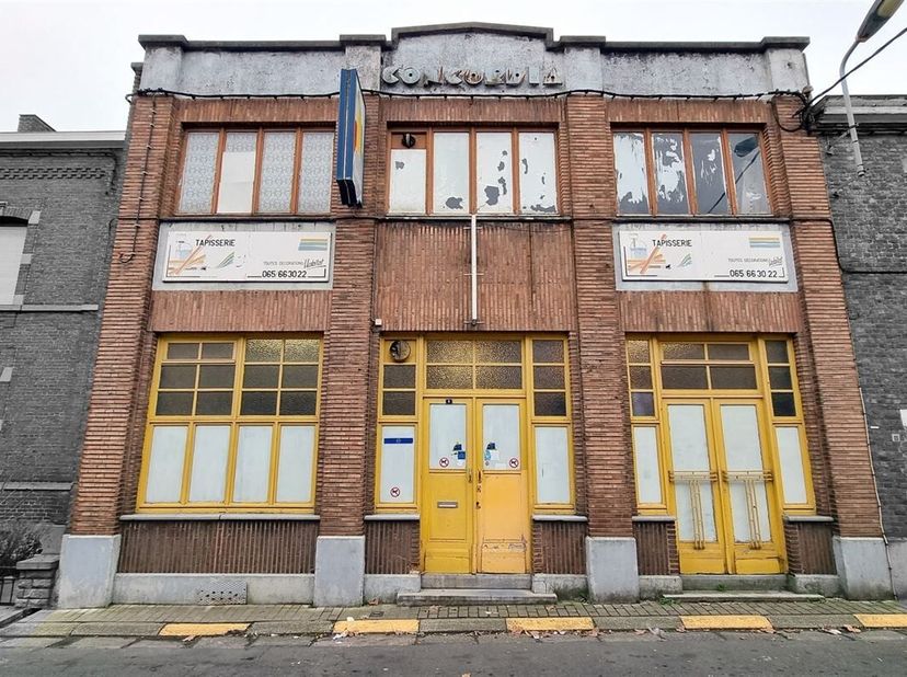 Prix: Offre à partir de 150.000 euros, frais d'agence non inclus et à charge de l'acquéreur.<br />
Ancien commerce avec show-room proposant une surfac