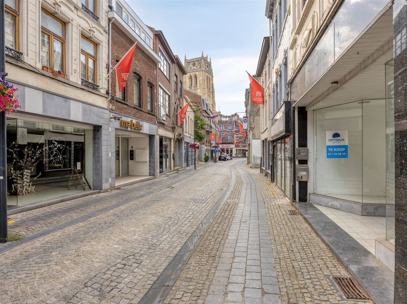À VENDRE : Immeuble commercial avec logement et vaste entrepôt dans le centre de Tongres !<br />
Vous recherchez un local commercial avec logement da