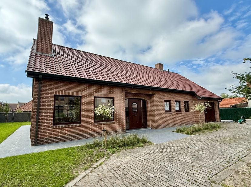 In de Wijnendalestraat in Beerst treffen we deze bungalow met 2 slaapkamers. De woning omvat een inkomhal, apart toilet, woon- en eetkamer en een vera