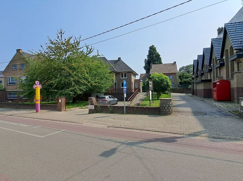 Multifunctioneel gebouw zijnde een voormalig schoolgebouw gelegen te Geetbets. Ideaal voor uitbating zelfstandige activiteit of dienstensector of vrij