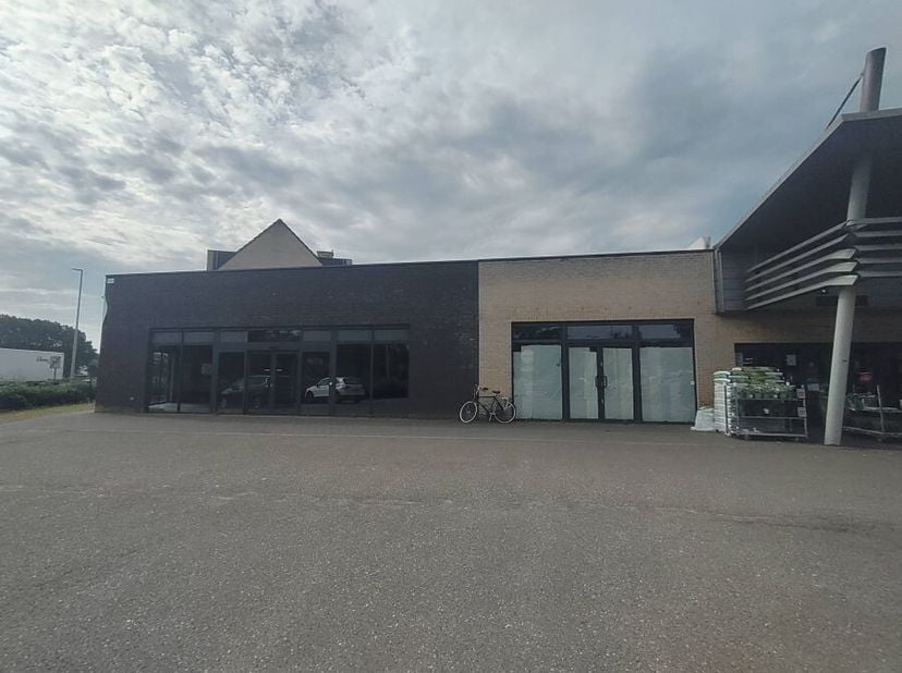Dit bedrijfspand aan de Gelmelstraat in Hoogstraten biedt ruimte voor een winkel. Het pand bevindt zich op een commerciële site aan de gewestweg N124,