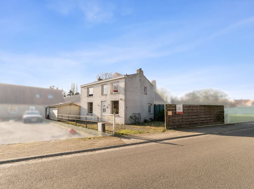 Startprijs:&amp;nbsp;€244.000<br />
<br />
In een zeer rustige straat in Beernem vinden we deze charmante vrijstaande woning met een bewoonbare oppervlakt