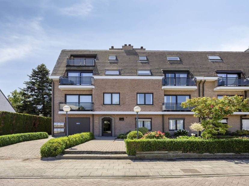 Op de derde en hoogste verdieping van een verzorgd gebouw (BJ 1991) langs de Brusselsesteenweg bevindt zich dit bijzonder ruime dakappartement met een