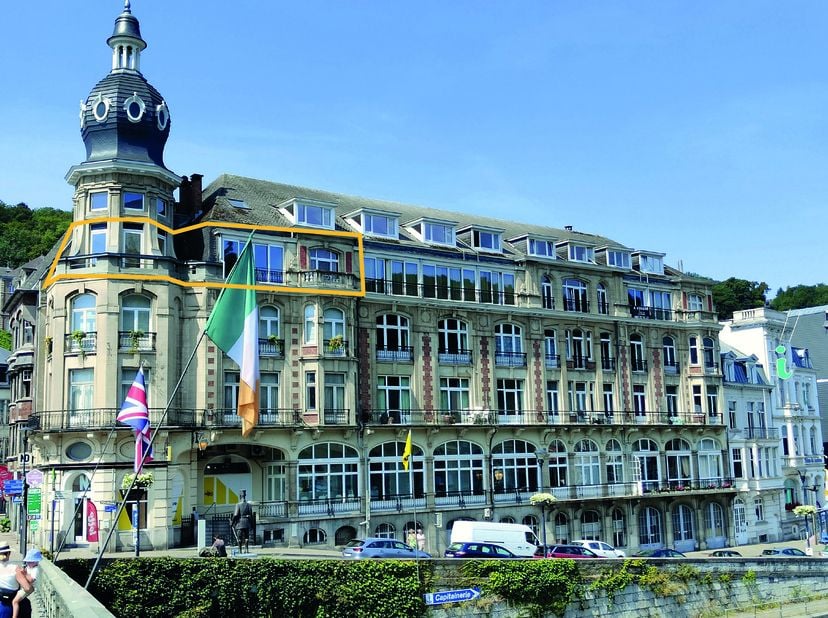 Groupe Arcade biedt een bod vanaf € 325.000 op deze onlangs gerenoveerde flat. Het is gelegen aan de oevers van de Maas in het beroemde Hôtel des Post