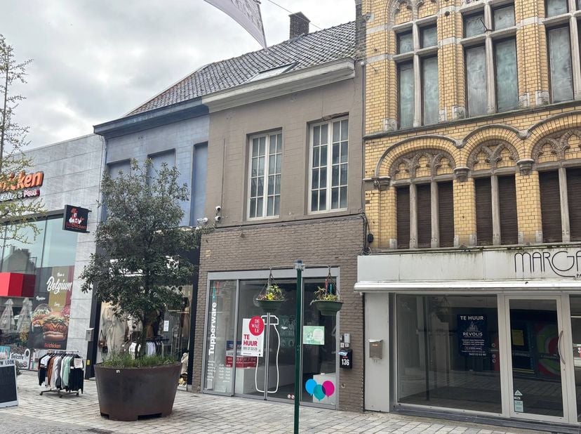 Local commercial à louer d'environ 150 m² avec un étage supérieur dans l'Ooststraat à Roeselare.<br />
<br />
Le bâtiment commercial est situé dans la