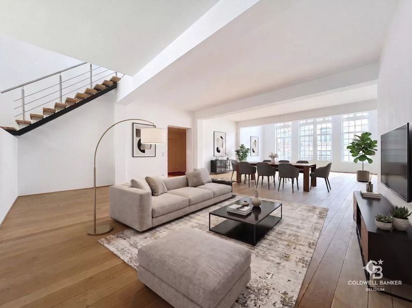Unieke triplex in loftstijl van ca. 388 m², tweede bewoning na renovatie. Deze woning bestaat uit een inkomhal met inbouwkasten en toilet, een ruime w