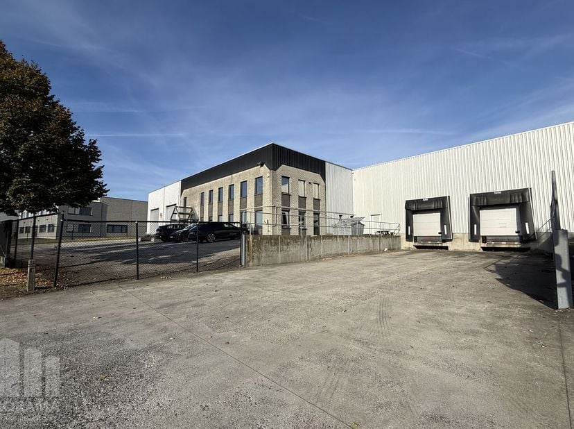 Bien professionnel à vendre à Avenue Zénobe Gramme 11,
                    1480 Saintes