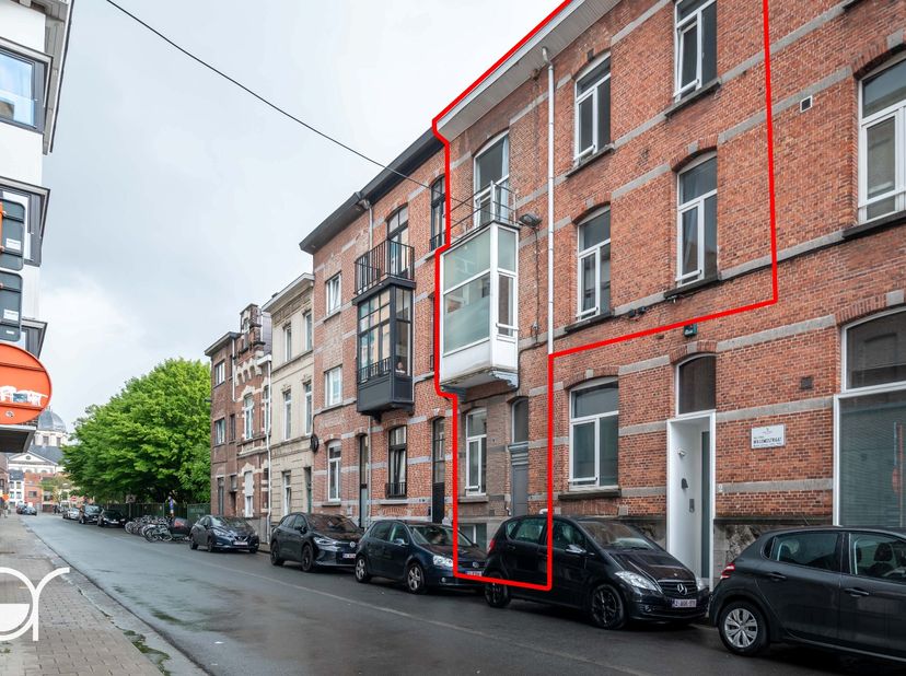 Deze opbrengsteigendom is gelegen in een rustige zijstraat parallel aan de Overpoort, dé studentenbuurt van Gent. Dankzij de centrale ligging bevinden