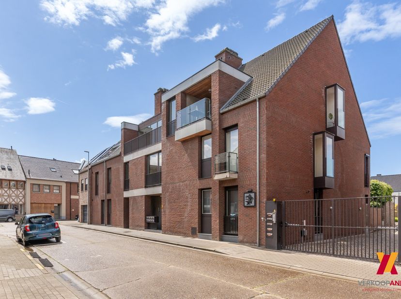 Dit instapklaar gelijkvloers appartement in de Poststraat 18/2 te Diepenbeek biedt een comfortabele indeling, veel lichtinval en een praktische buiten