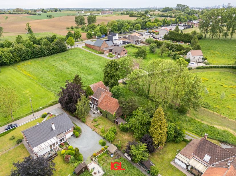 Immo Groot Leeuw stelt u fier deze hoeve met een uitzonderlijk potentieel voor, gelegen in Lot (Beersel) is dit een zeldzaam project waar u eindelijk