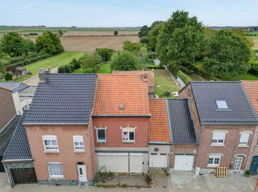 Dit handelspand met woonst is gelegen in de Laarstraat 53 in Landen. De voormalige beenhouwerij is te renoveren naar eigen smaak. De voornaamste plusp