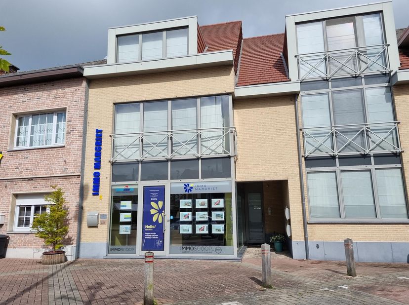Dit lichtrijke duplexappartement is centraal gelegen in het centrum van Keerbergen en biedt een praktische en comfortabele indeling.<br />
Via de inko
