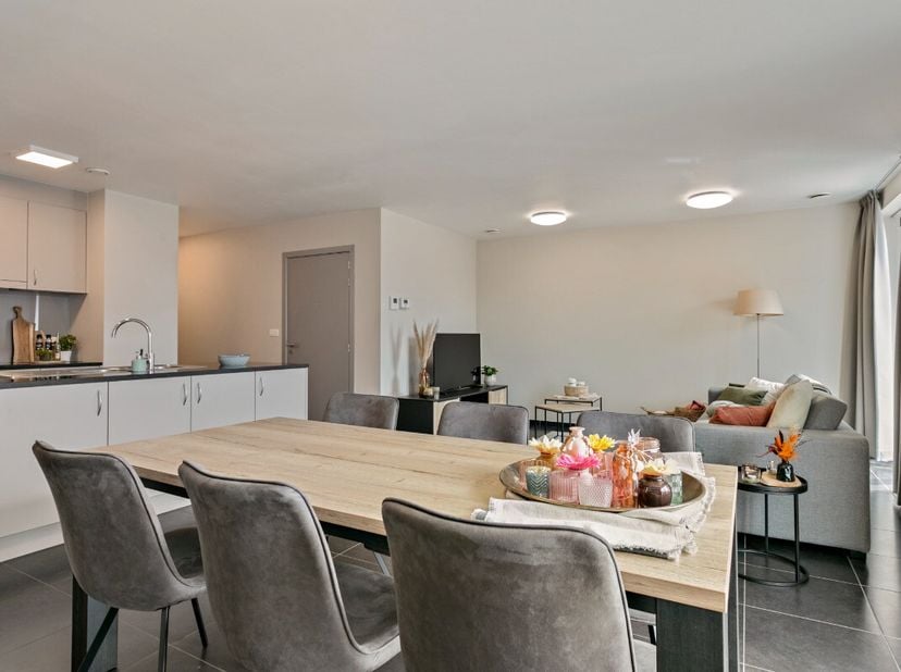 Prachtig appartement met 2 slpks en terras te huur in Geel:Indeling: inkomhal, woonkamer met open keuken, terras, apart toilet, badkamer, slaapkamer 1