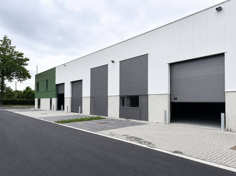 Deze nieuwbouw KMO-unit van ca. 216 m² maakt deel uit van het kwalitatieve Green Business Park te Kortessem, strategisch gelegen langs de Hasseltseste