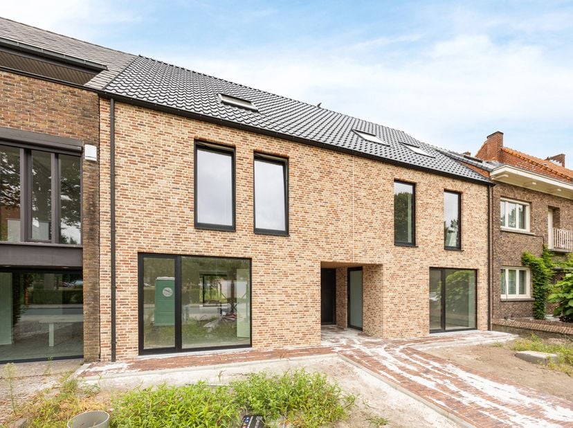 Gunstig gelegen nieuwbouwwoning met 4 slaapkamers en tuin te Turnhout.<br />
Beschikbaar: 01/09/2026 | Geschat E-Peil: max 30 | Geen gemeenschappelijk