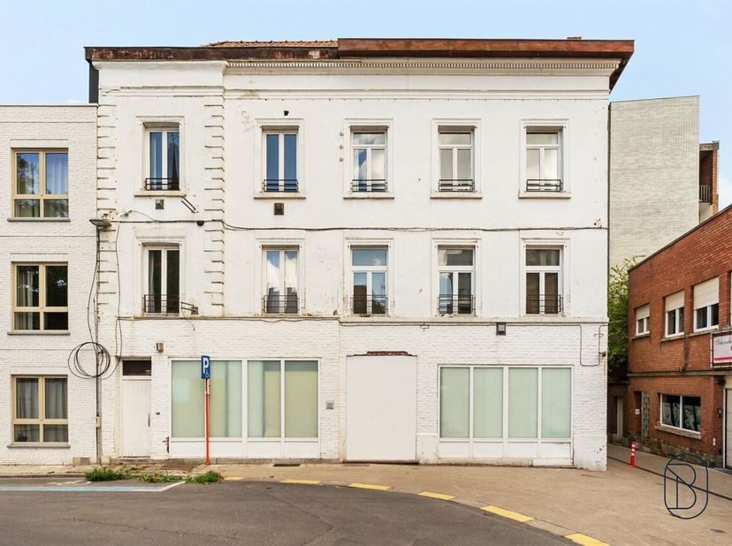 Te koop: opbrengsteigendom met handelsruimte en 2 appartementen aan de Leieboorden in Kortrijk<br />
Op een uitzonderlijke ligging nabij de Leieboorde